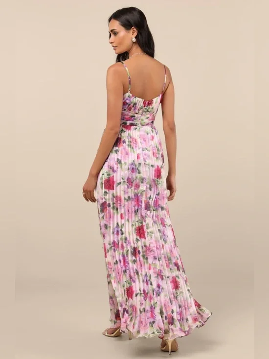 Lulu’s Pleated Maxi Dress in Pink Floral Print - Picture 6 of 9